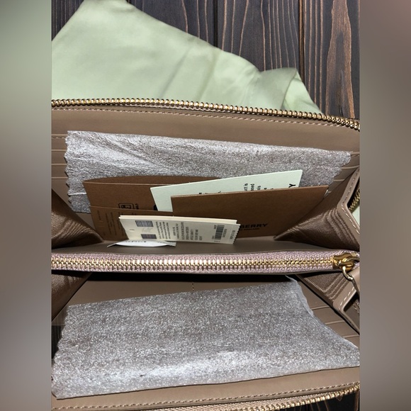 BURBERRY LS LG Zip Around Wallet - Picture 3 of 8